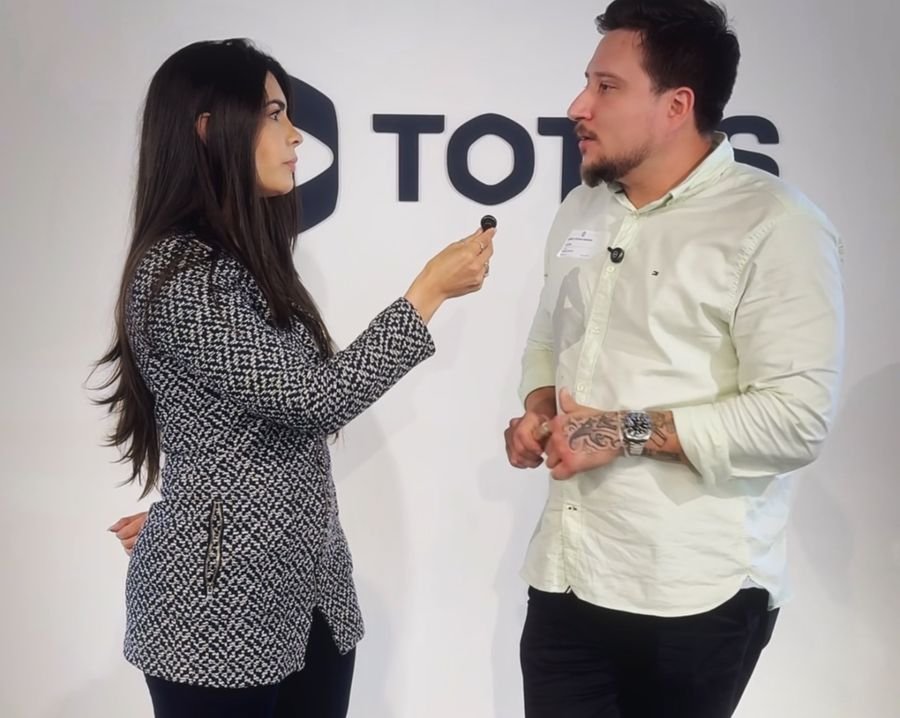 Gabriel Barbosa respondendo à entrevistadora na TOTVS