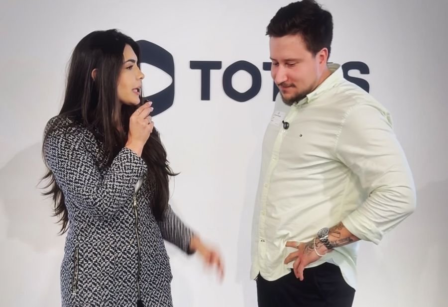 Gabriel Barbosa e a entrevistadora diante do painel da TOTVS